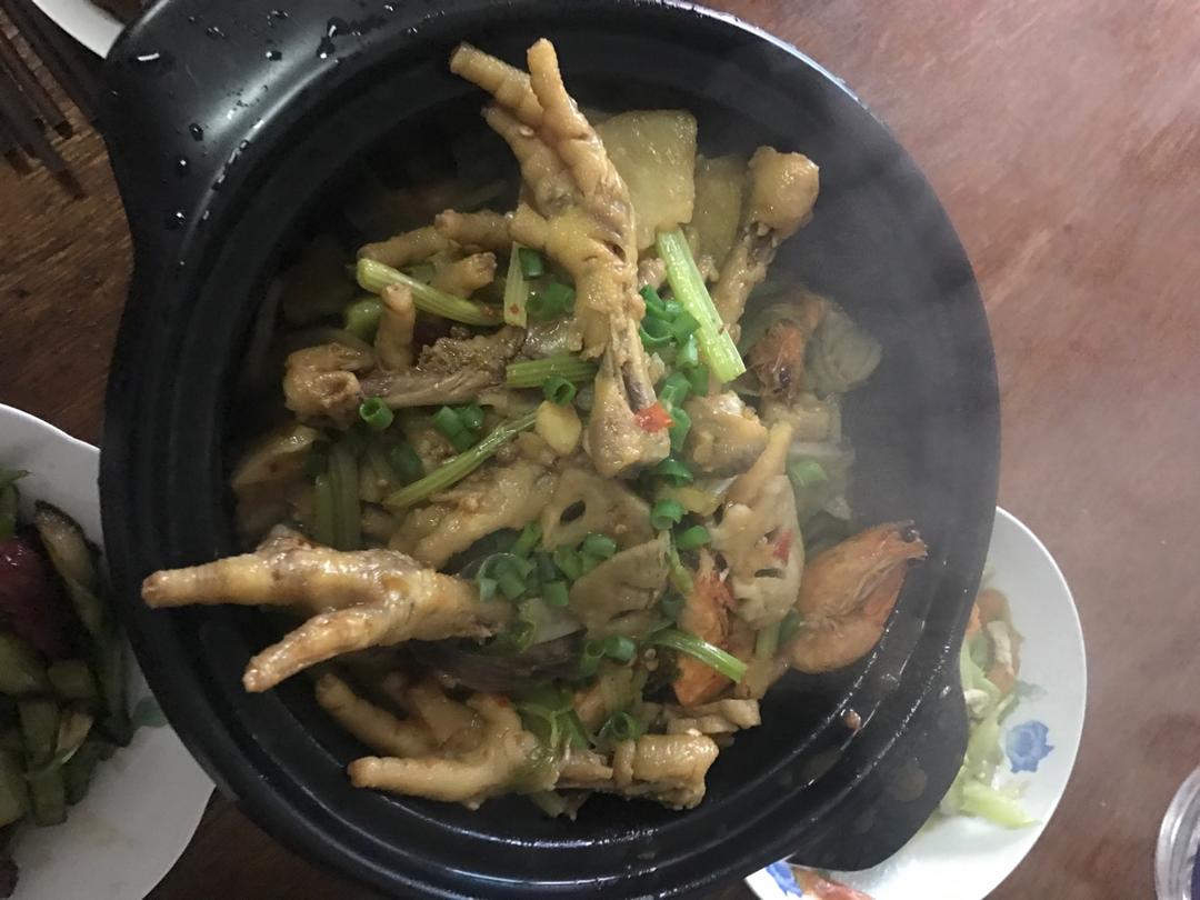 超简单的明虾鸡爪煲