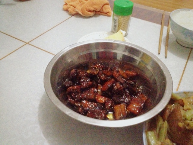 吃着碗里望着锅里的红烧肉