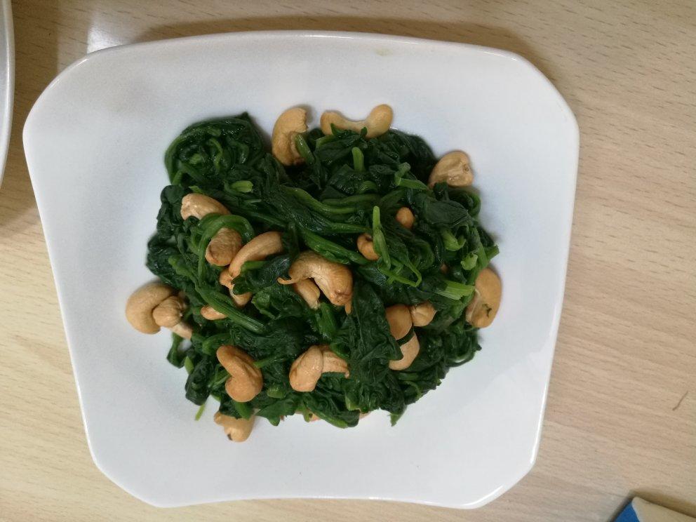 果仁菠菜拌木耳