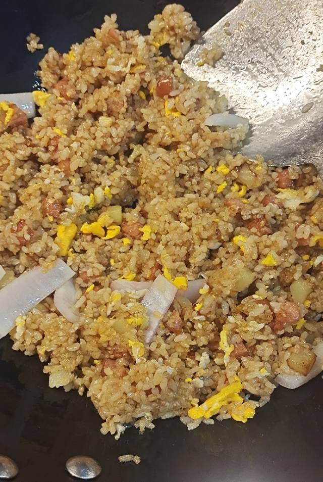 土豆的万能吃法😋土豆午餐肉炒饭～～