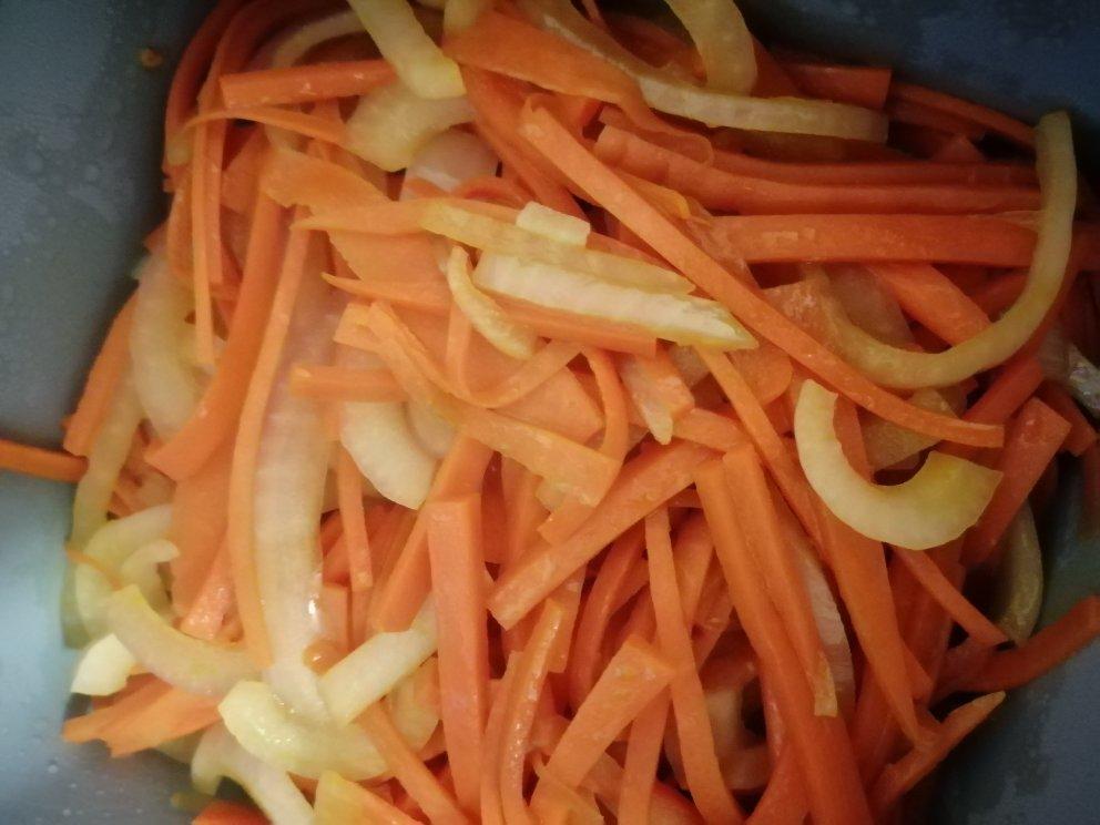 朴素的胡萝卜炒洋葱