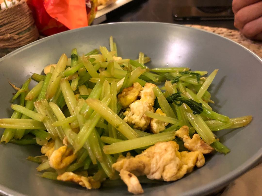 胡萝卜木耳炒芹菜