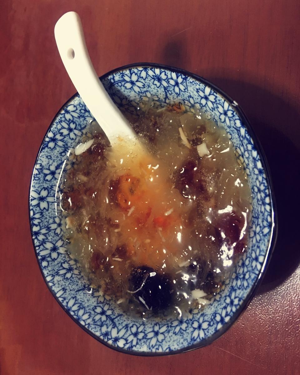 美容润肤 益气补血《桃胶皂角米百合银耳红枣羹》