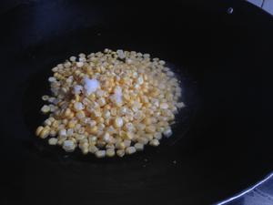 玉米青红椒炒肉丁的做法 步骤3