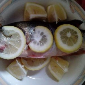 泰式柠檬蒸鲈鱼的做法 步骤1