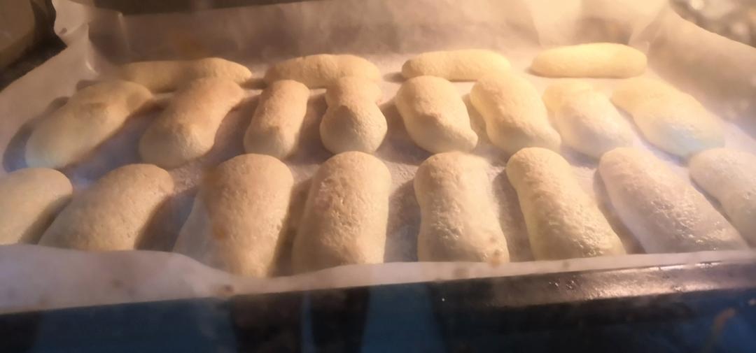 这是一款名字比配料还多的好吃但很简单的糕点😁😁😁    手指饼干、拇指饼干、长白糕、长寿糕（提拉米苏标配）