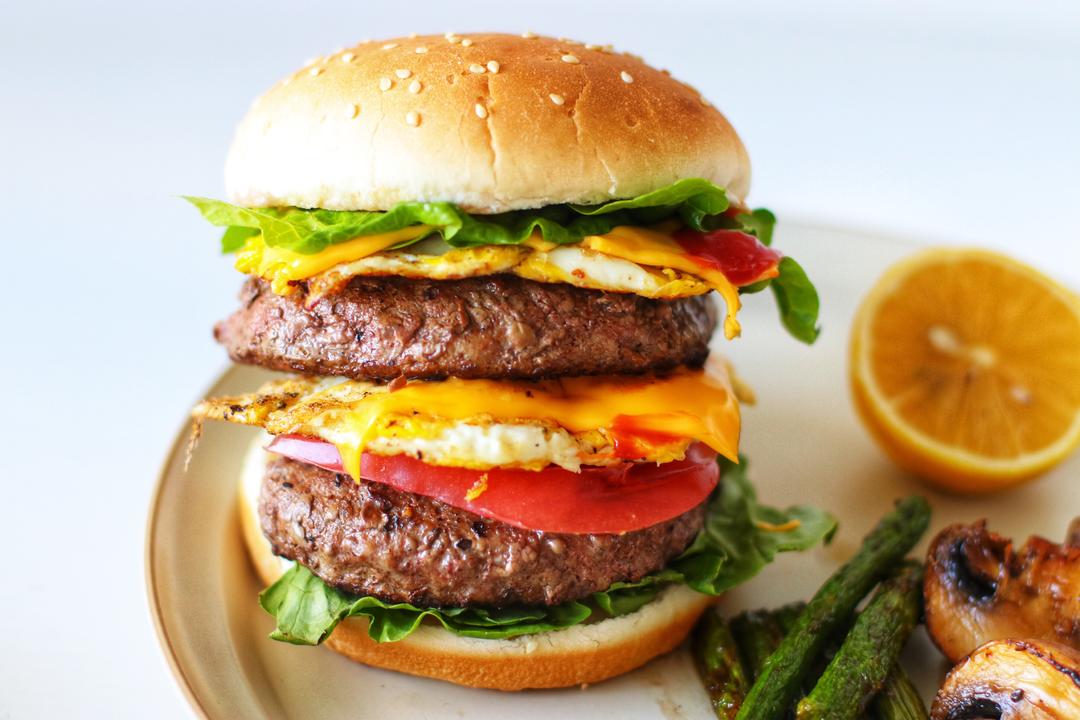 超足分量的牛肉大汉堡