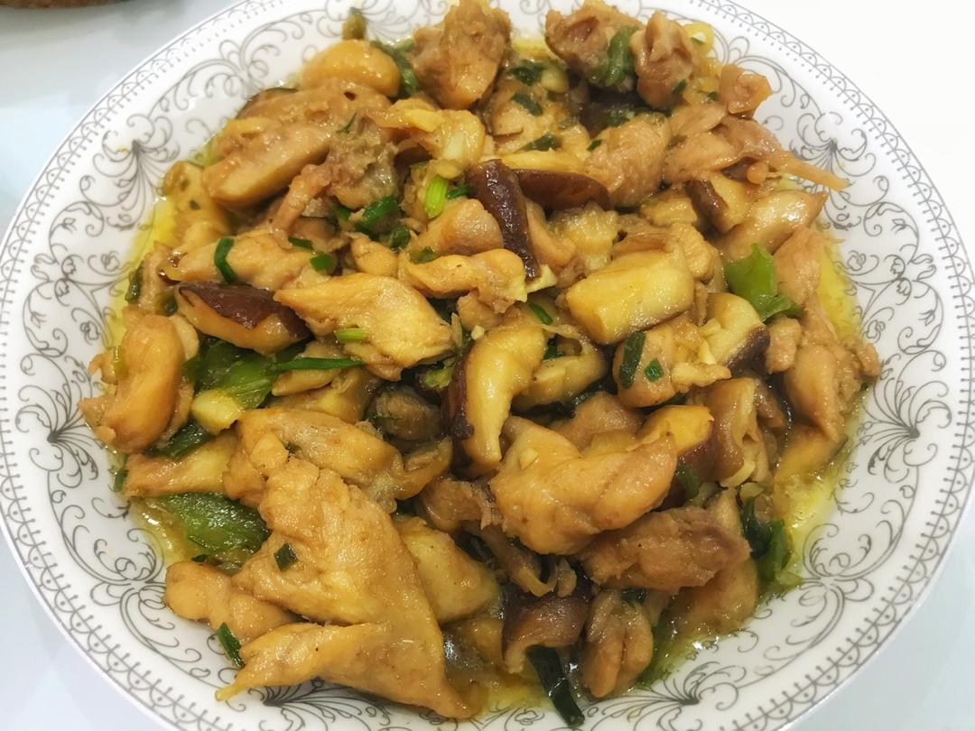 吃香菇焖鸡腿，好下饭。