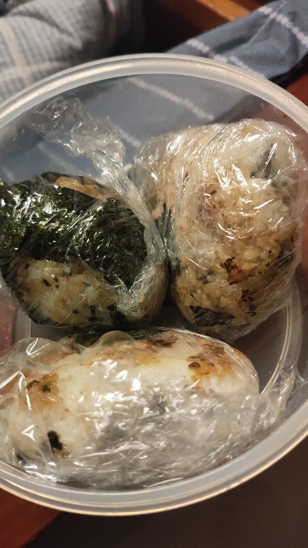 超级简单的金枪鱼饭团