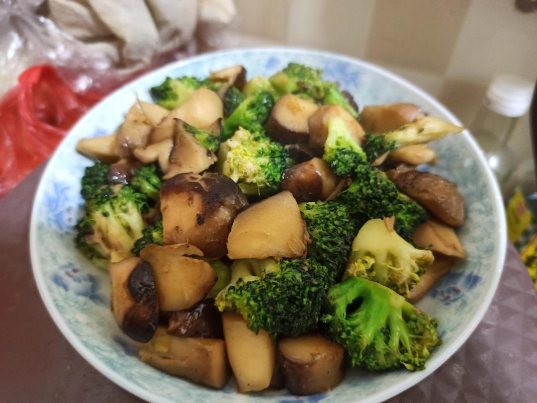 香菇炒西兰花的做法