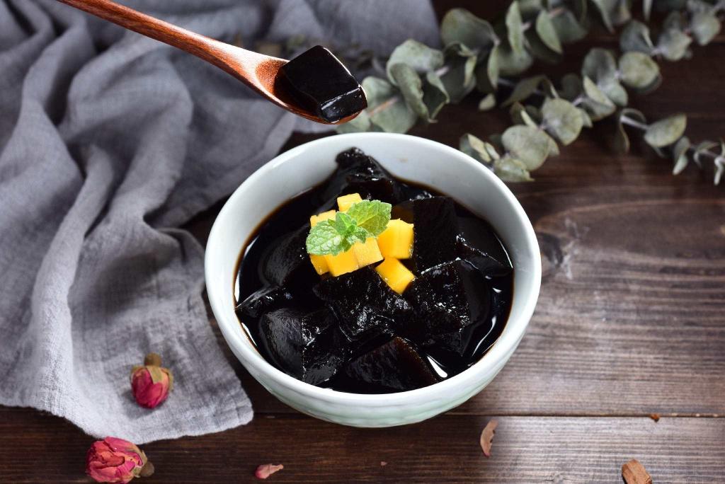 自制黑凉粉（烧仙草）的做法