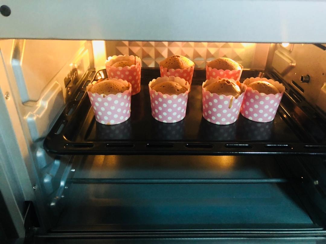 戚风杯子蛋糕^_^不开裂不回缩喔～