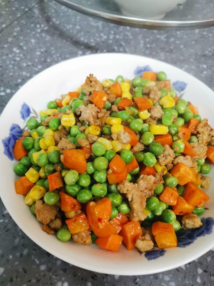 炒四丁（肉丁、豌豆、胡萝卜丁、玉米粒）