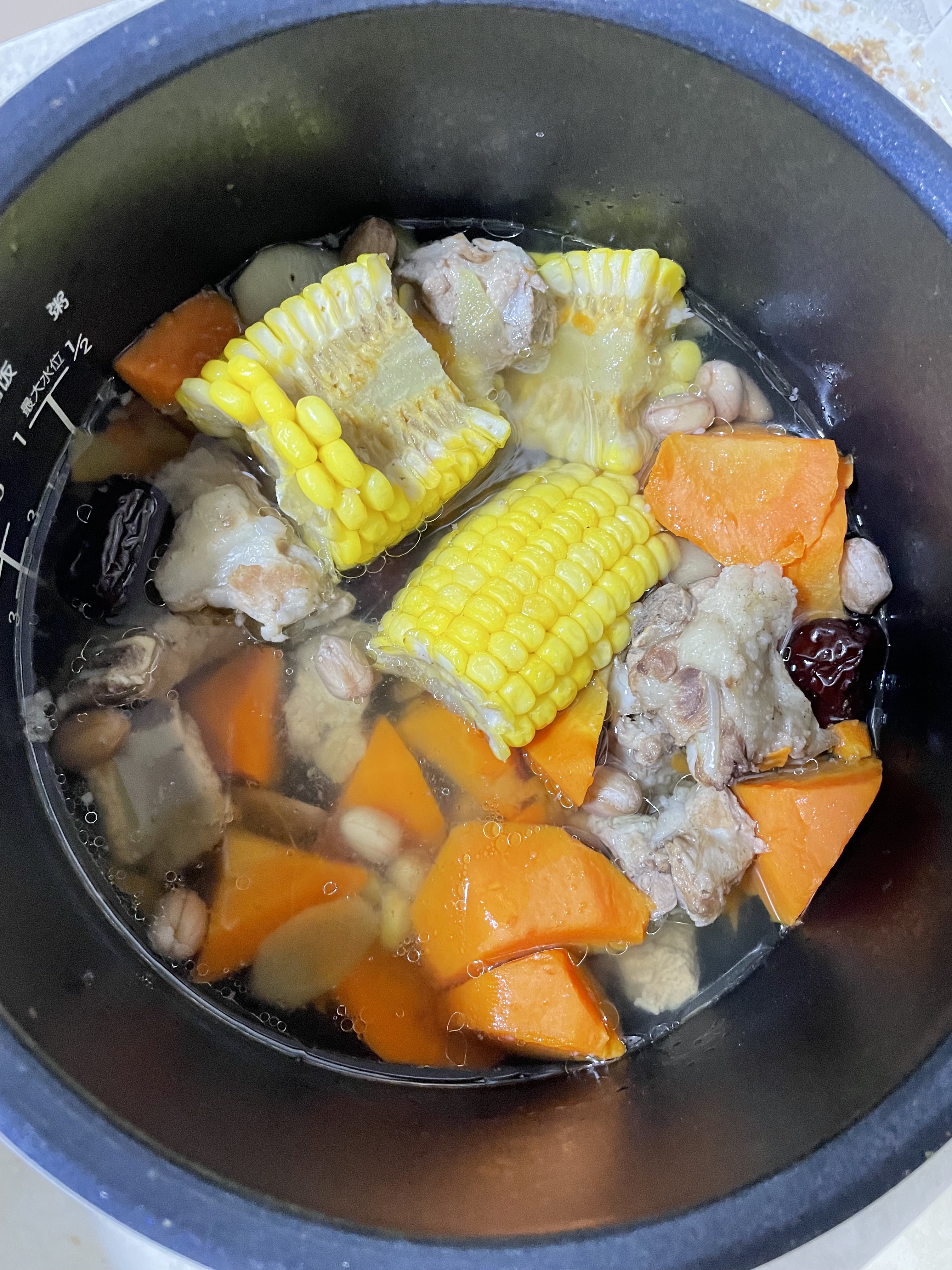胡萝卜玉米排骨花生汤