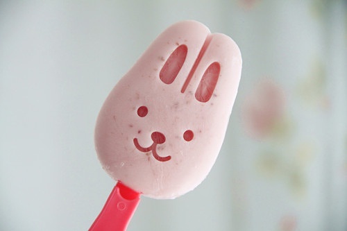 无添加草莓奶昔兔冰棍的做法