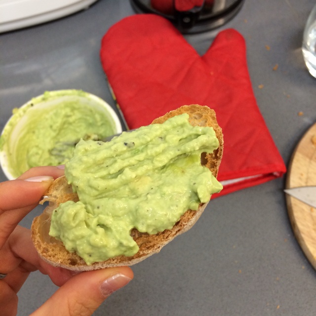 牛油果酱抹面包