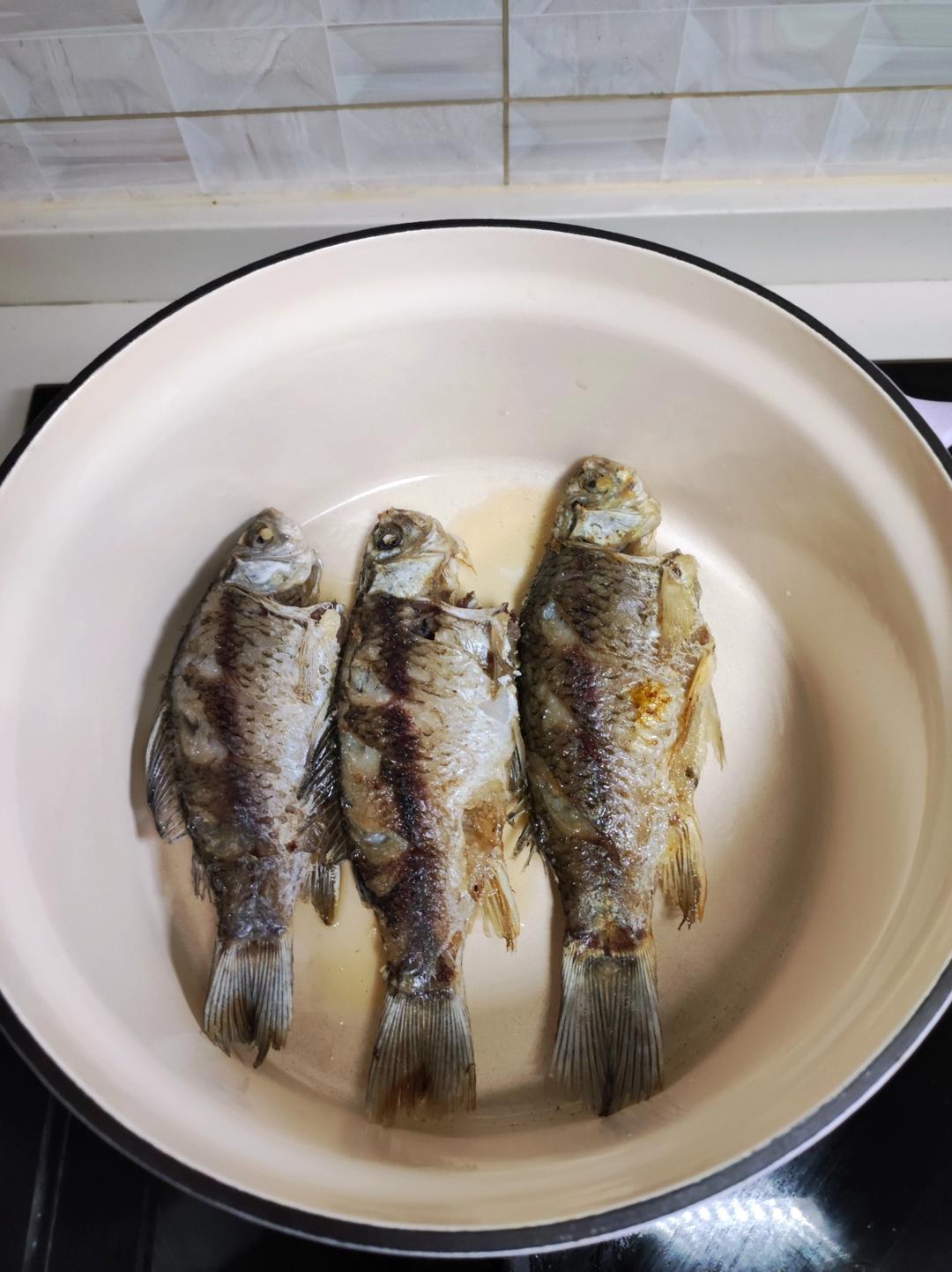 鲫鱼萝卜汤【10月北鼎珐琅锅食谱】