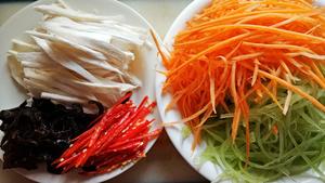 应季爽口菜丨五彩鲜蔬丝 · 圆满素食的做法 步骤1