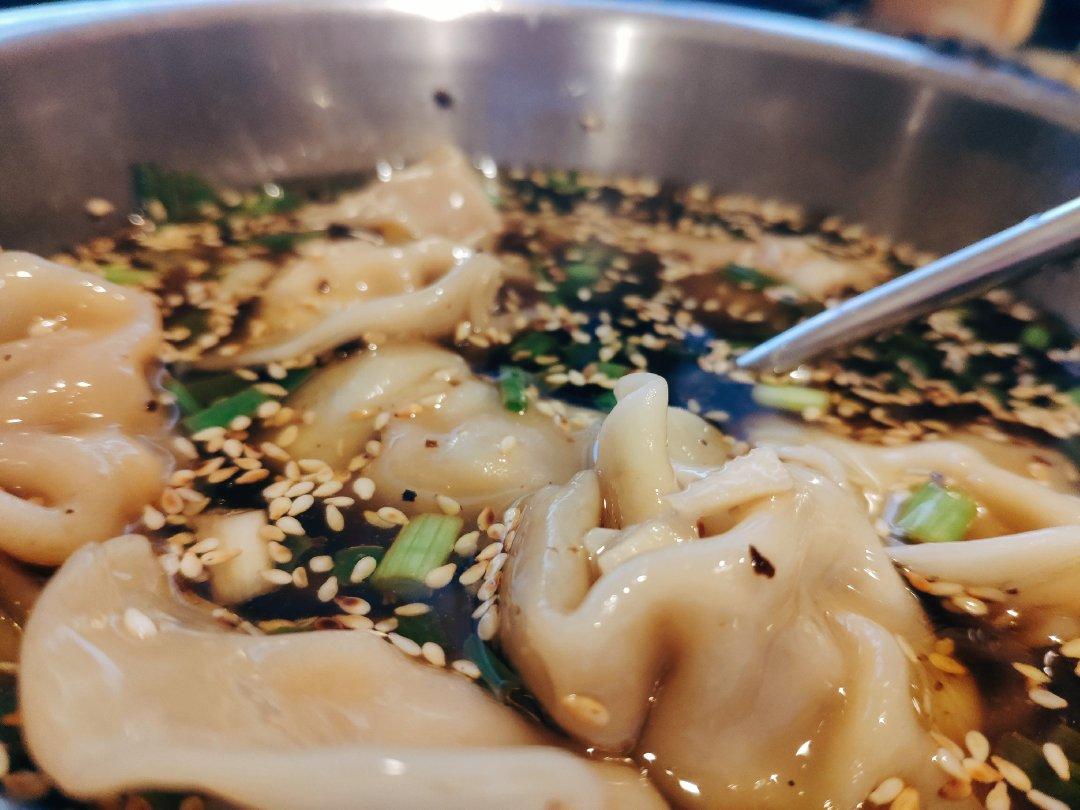 省时又便捷，没人能抗拒这碗酸汤水饺！🥟
