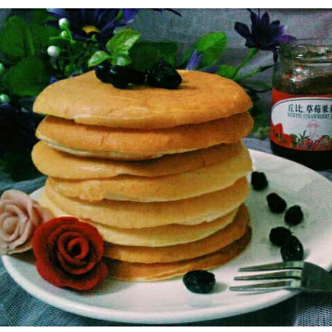 【酸奶松饼yogurt pancake】，搭上黑莓果酱和枫糖的美味。