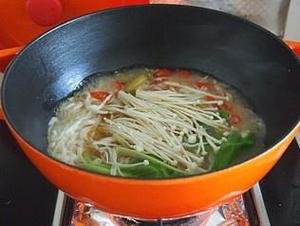 香辣酸汤肥牛米线的做法 步骤7