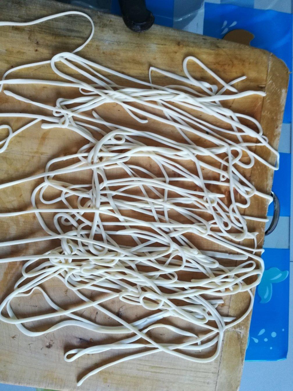 家庭版兰州牛肉面—拉条子