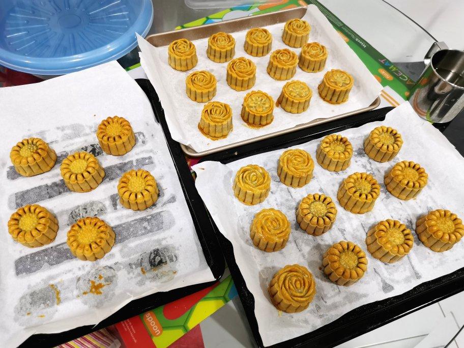 广式莲蓉蛋黄月饼的做法（最新的月饼馅包法详细步骤解析）