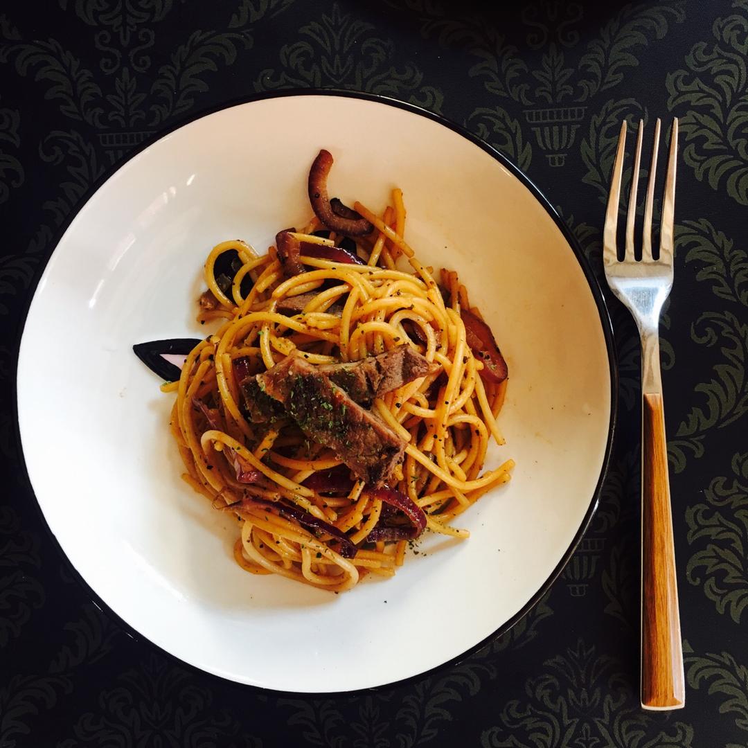 黑椒牛柳炒意面