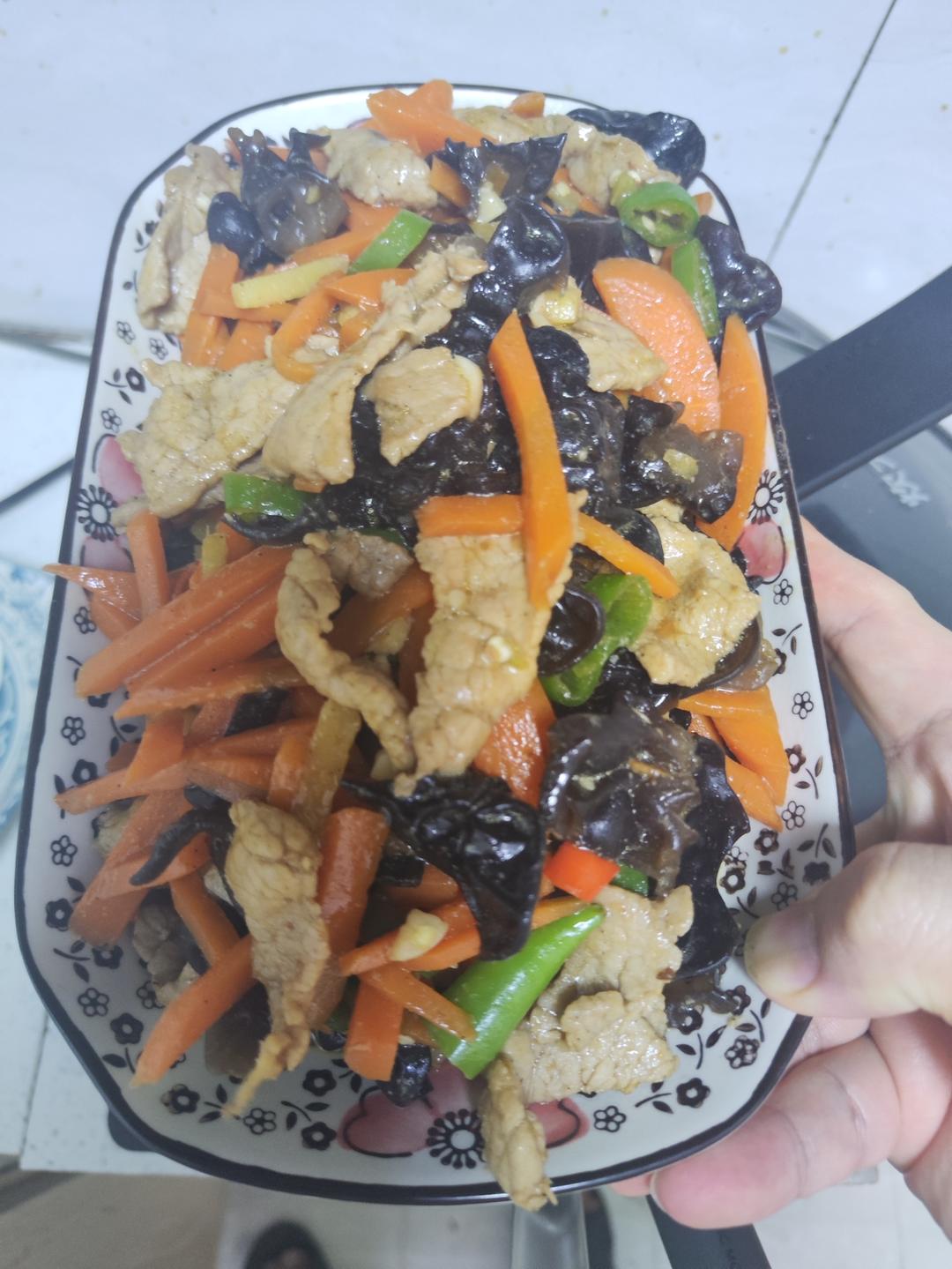 胡萝卜木耳炒肉丝