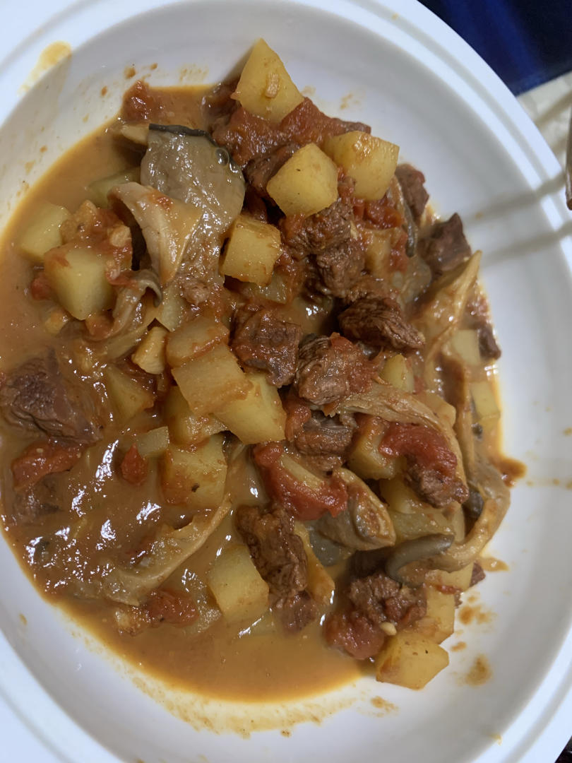 汤浓肉嫩的番茄牛腩，牛腩软烂秘法