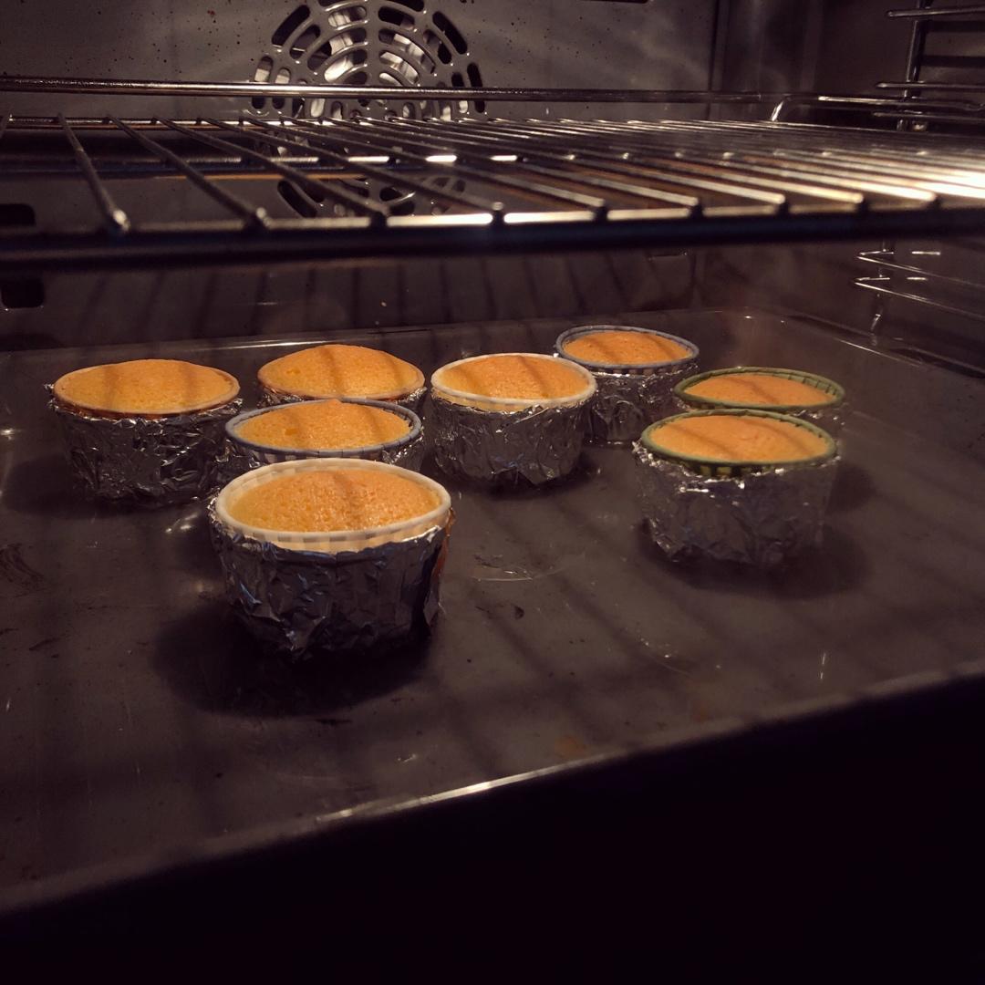 软萌软萌的古早味纸杯蛋糕