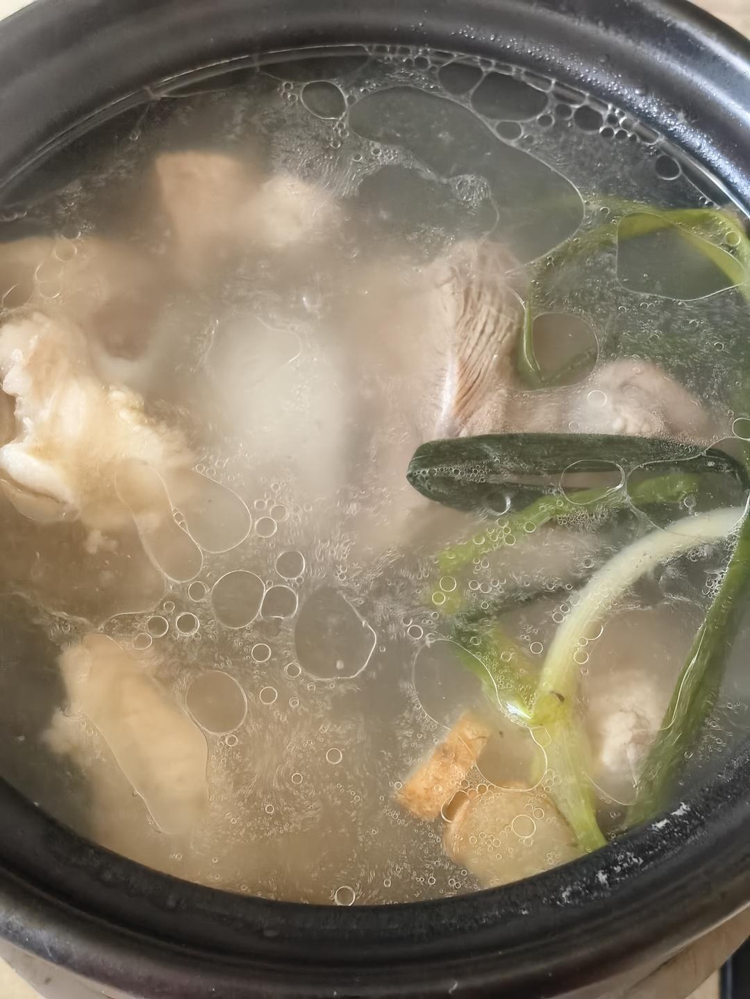 一根大骨头就能做出的奶白骨头汤