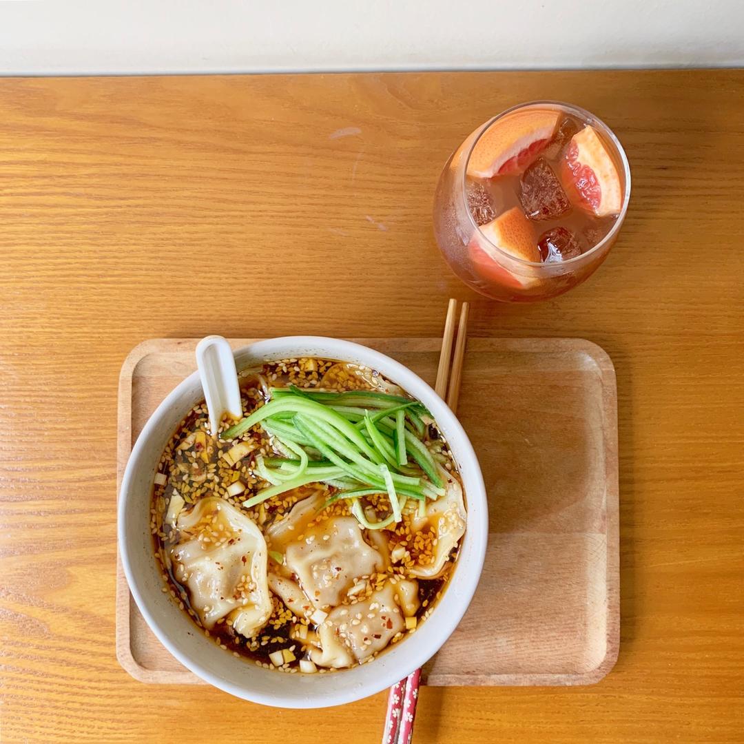 省时又便捷，没人能抗拒这碗酸汤水饺！🥟