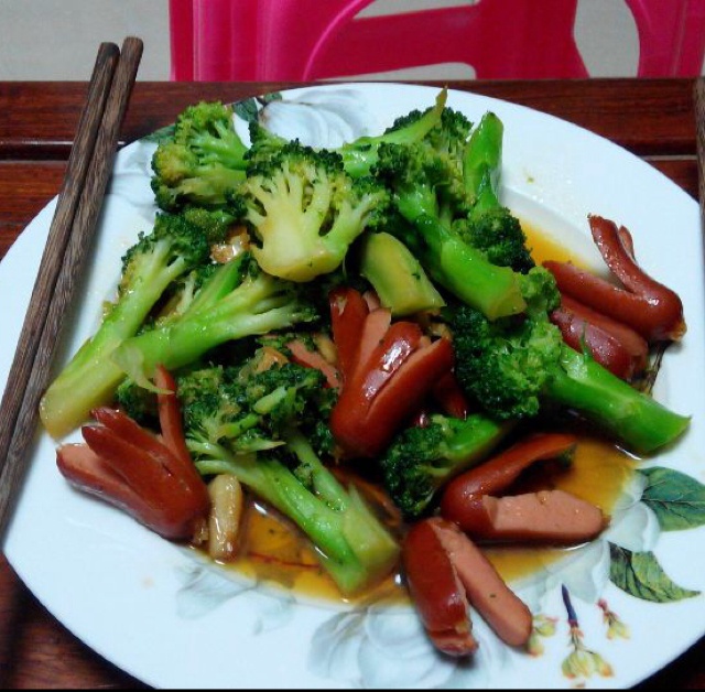 蒜香西兰花炒脆皮肠