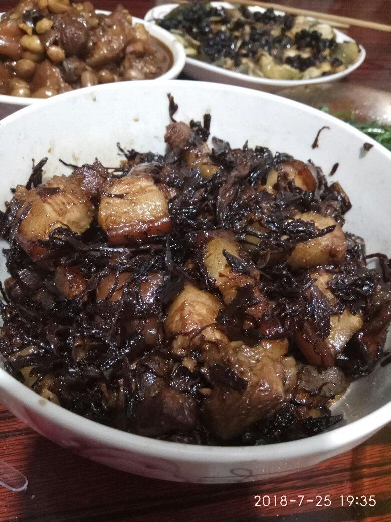 笋干菜烧肉：干菜烧肉好吃的关键，是隔水蒸！