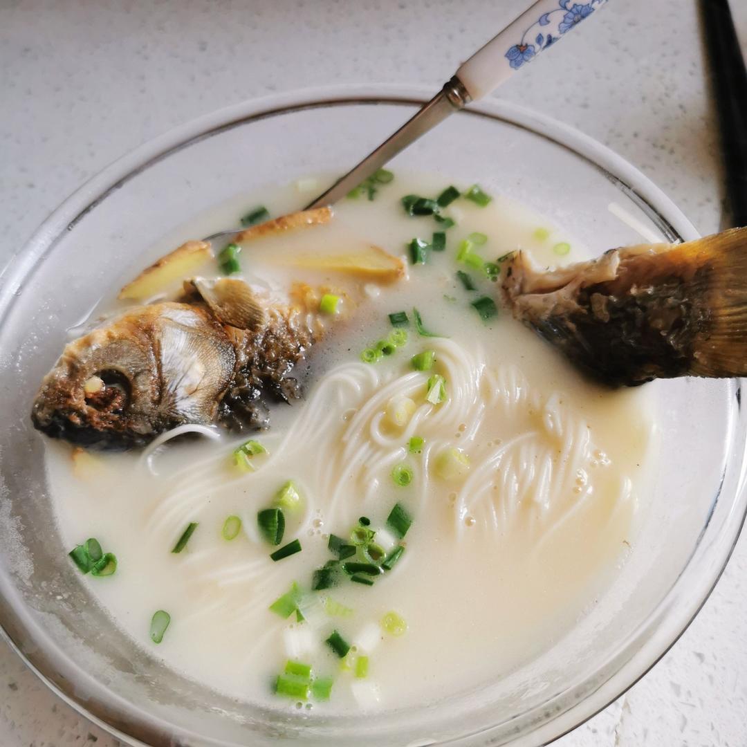 鲫鱼汤面