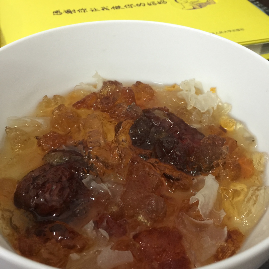 桃胶银耳红枣羹