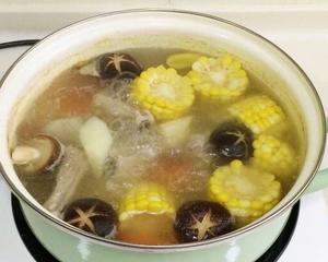 胡萝卜玉米山药排骨汤的做法 步骤4