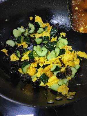 快手炒——黄瓜木耳炒鸡蛋的做法 步骤5