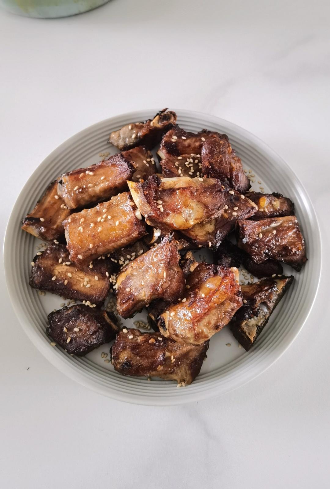 外焦里嫩！好吃到舔手指的蒜香烤排骨