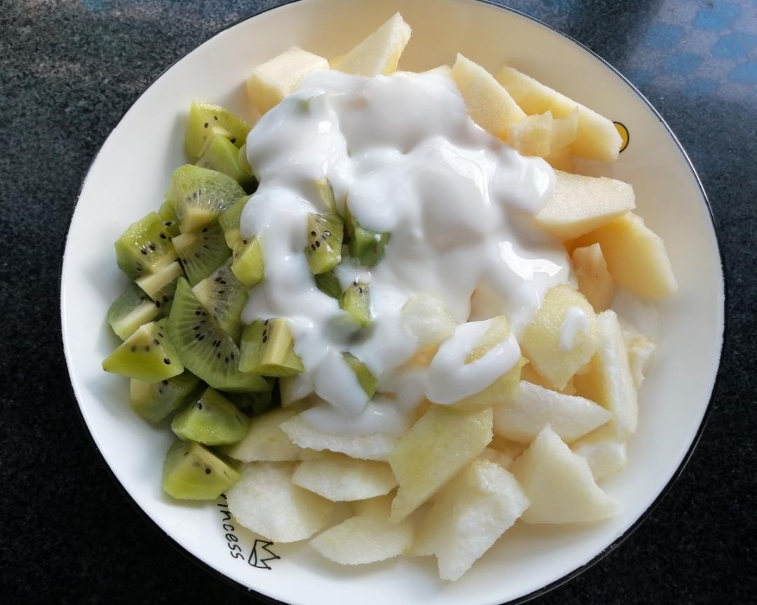 沙拉的做法小贴士酸奶要加少点,水果可以多放一些,牙签家里有多少人就
