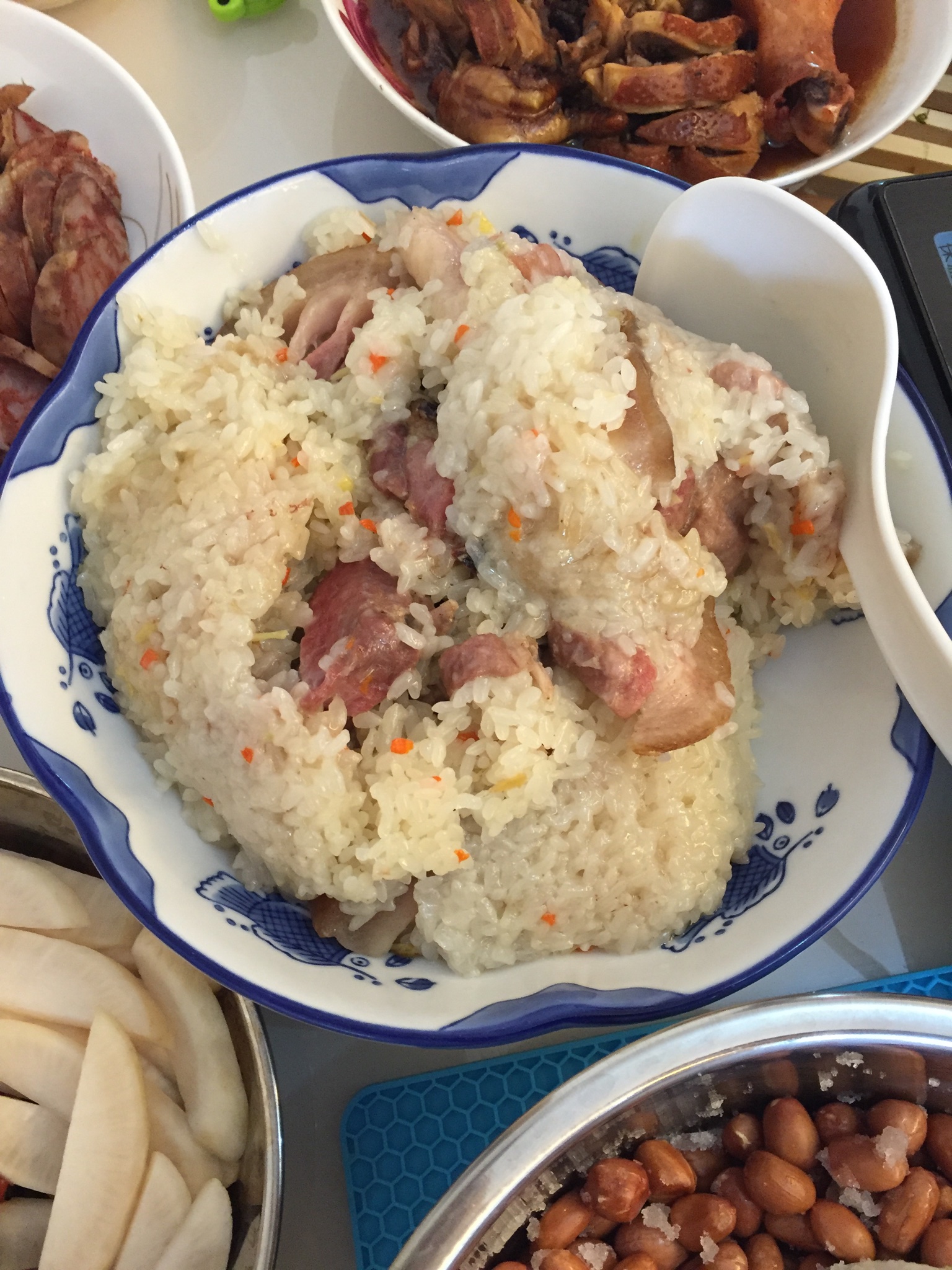 土家族烟熏腊肉蒸糯米饭的做法