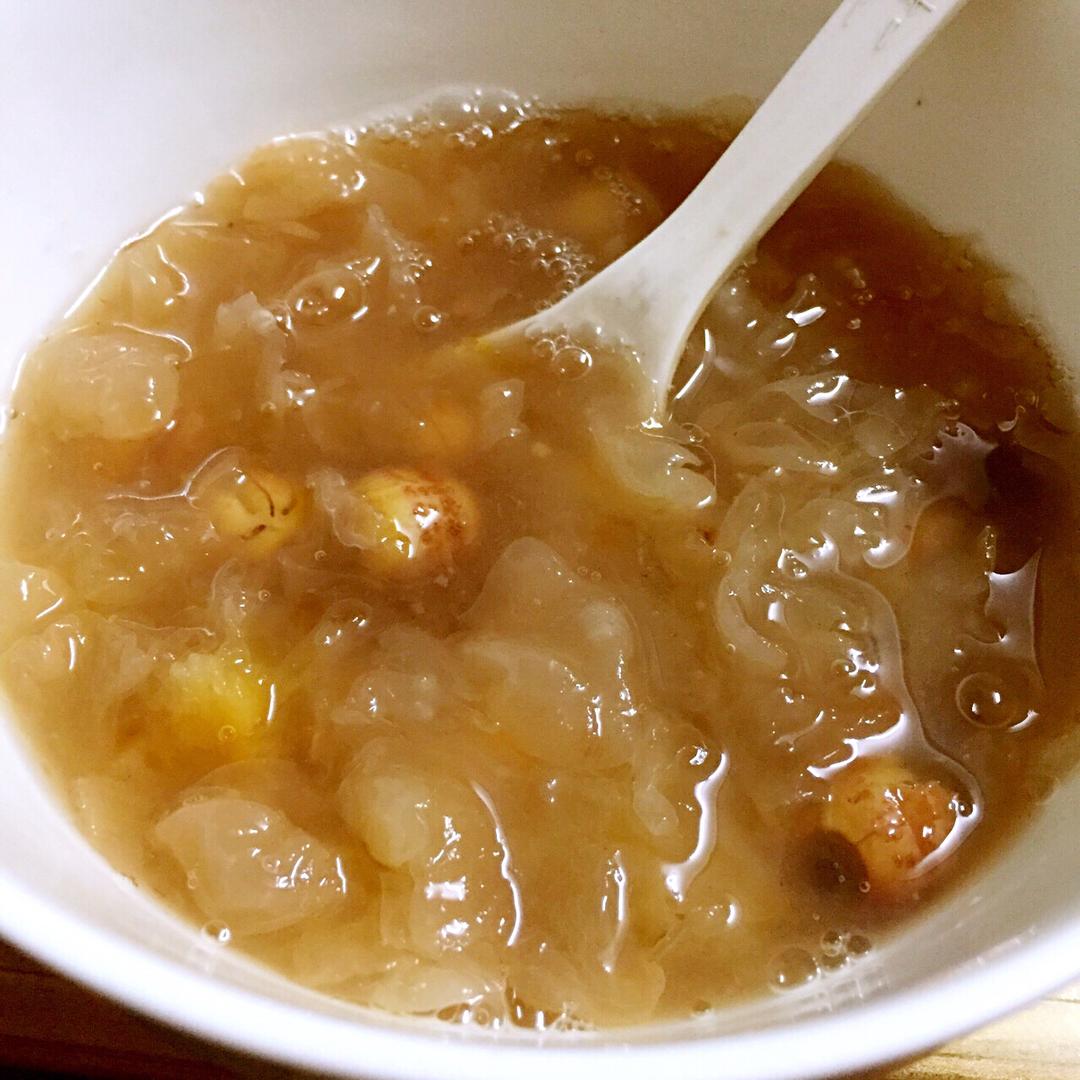 桃胶银耳莲子汤