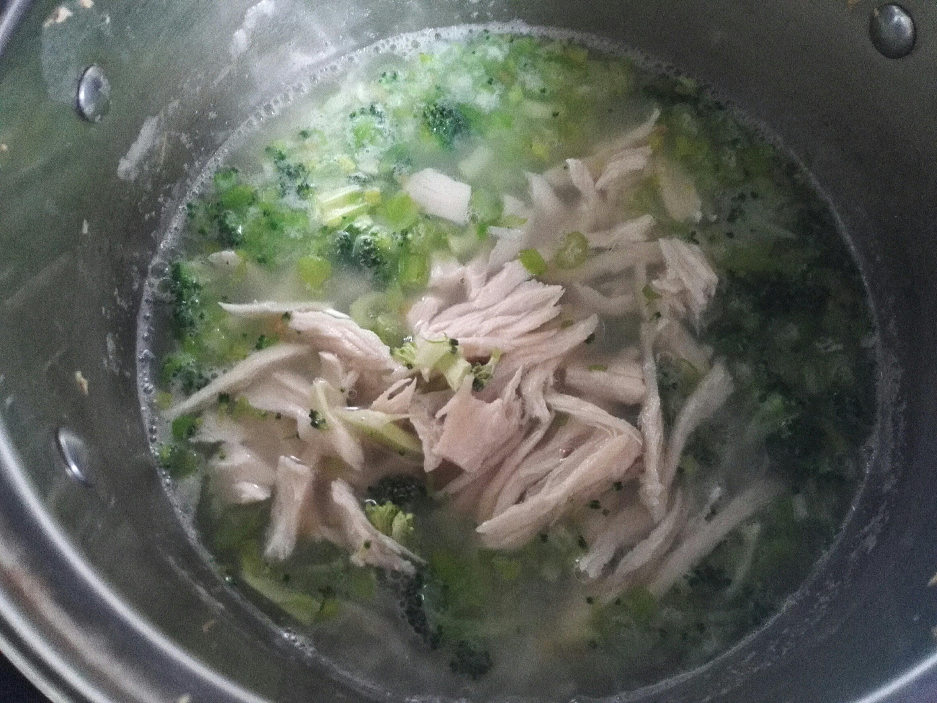 减脂餐——芹菜西蓝花鸡胸肉粥的做法 步骤3