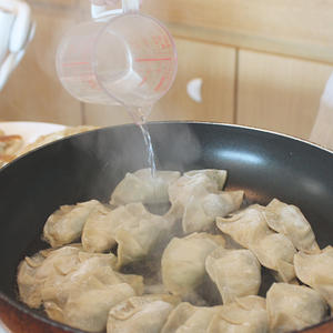 【任性厨房】日本季·锅里滋滋作响的日式煎饺的做法 步骤16