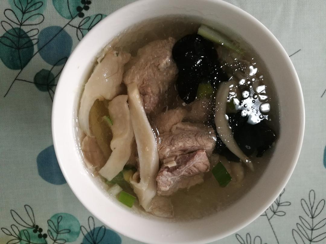 竟竟g做的平菇排骨汤