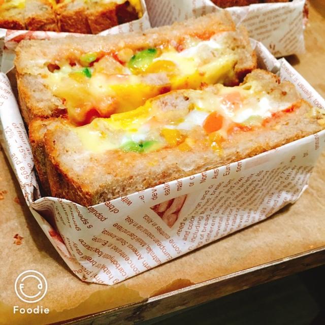 学生外出野餐简单的三明治-秋游