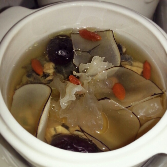 海底椰银耳煲鸡汤