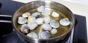 鲜甜蒜味蛤蜊汤的做法 步骤2