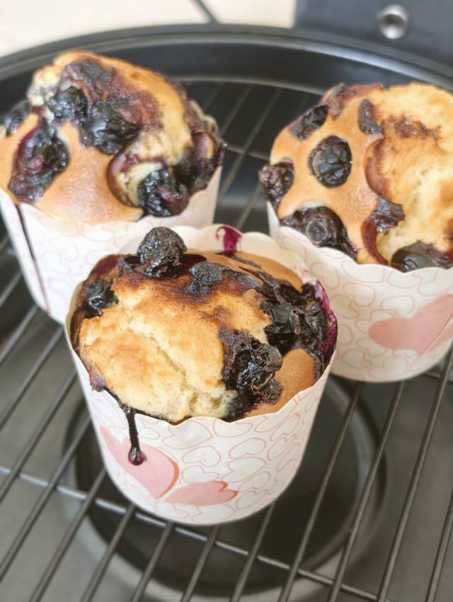 空气炸锅做出麦芬蓝莓蛋糕！